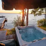 Mukava Pieni 2-4h Min 2 Vrk Saimaan Rannalla, Poreallas, Puusauna, Wi-fi, Smart Tv, Parivuode Ja Vuodesohva