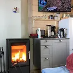 Mukava Pieni 2-4h Min 2 Vrk Saimaan Rannalla, Poreallas, Puusauna, Wi-fi, Smart Tv, Parivuode Ja Vuodesohva
