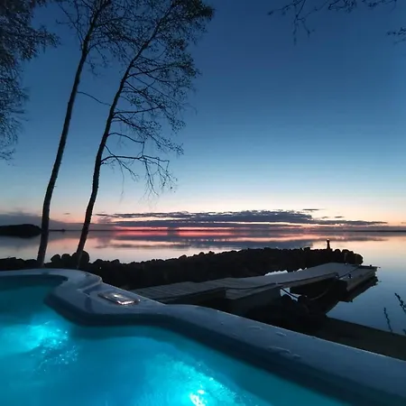 Mukava Pieni 2-4h Moekki Min 2 Vrk Saimaan Rannalla, Poreallas, Puusauna, Wi-fi, Smart Tv, Parivuode Ja Vuodesohva *