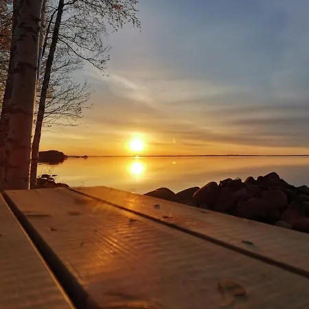 Mukava Pieni 2-4h Moekki Min 2 Vrk Saimaan Rannalla, Poreallas, Puusauna, Wi-fi, Smart Tv, Parivuode Ja Vuodesohva Alpstuga *