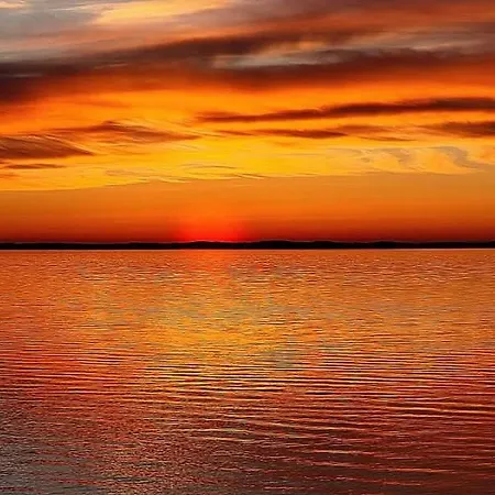 Mukava Pieni 2-4h Moekki Min 2 Vrk Saimaan Rannalla, Poreallas, Puusauna, Wi-fi, Smart Tv, Parivuode Ja Vuodesohva