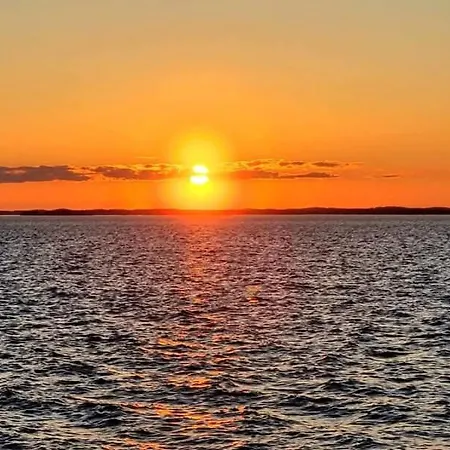 シャレー Mukava Pieni 2-4h Moekki Min 2 Vrk Saimaan Rannalla, Poreallas, Puusauna, Wi-fi, Smart Tv, Parivuode Ja Vuodesohva サヴォンリンナ