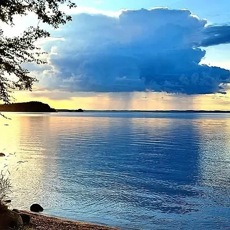 Mukava Pieni 2-4h Moekki Min 2 Vrk Saimaan Rannalla, Poreallas, Puusauna, Wi-fi, Smart Tv, Parivuode Ja Vuodesohva *