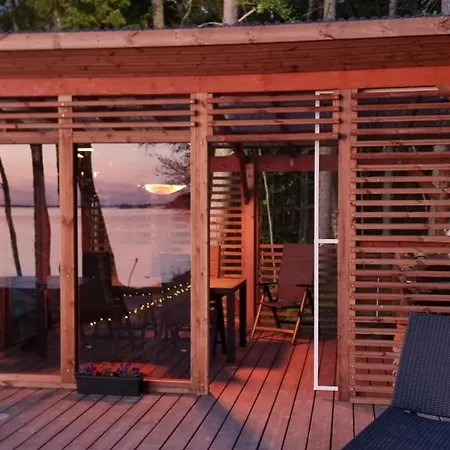 Mukava Pieni 2-4h Moekki Min 2 Vrk Saimaan Rannalla, Poreallas, Puusauna, Wi-fi, Smart Tv, Parivuode Ja Vuodesohva Chalet