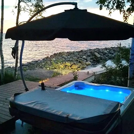 Mukava Pieni 2-4h Moekki Min 2 Vrk Saimaan Rannalla, Poreallas, Puusauna, Wi-fi, Smart Tv, Parivuode Ja Vuodesohva