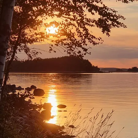 Mukava Pieni 2-4h Moekki Min 2 Vrk Saimaan Rannalla, Poreallas, Puusauna, Wi-fi, Smart Tv, Parivuode Ja Vuodesohva