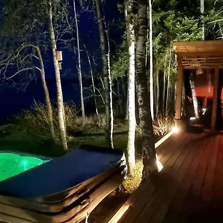Mukava Pieni 2-4h Moekki Min 2 Vrk Saimaan Rannalla, Poreallas, Puusauna, Wi-fi, Smart Tv, Parivuode Ja Vuodesohva