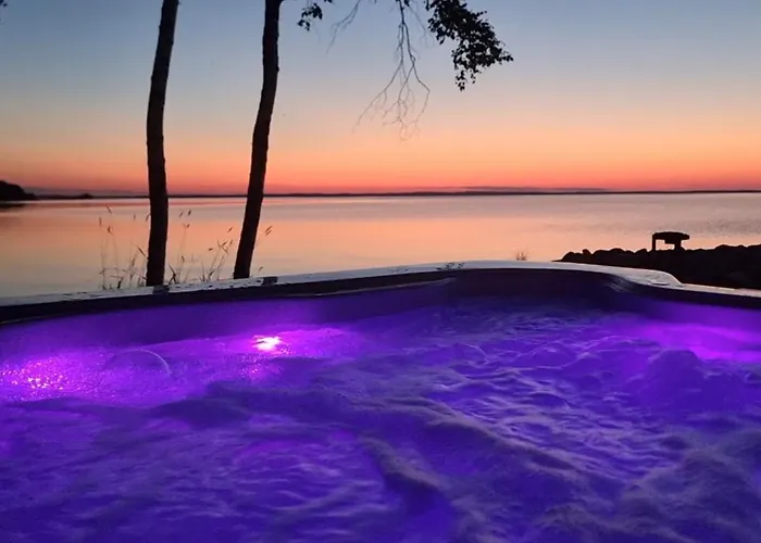 Alpstuga Mukava Pieni 2-4h Moekki Min 2 Vrk Saimaan Rannalla, Poreallas, Puusauna, Wi-fi, Smart Tv, Parivuode Ja Vuodesohva