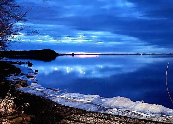 Mukava Pieni 2-4h Moekki Min 2 Vrk Saimaan Rannalla, Poreallas, Puusauna, Wi-fi, Smart Tv, Parivuode Ja Vuodesohva 木屋 萨翁林纳