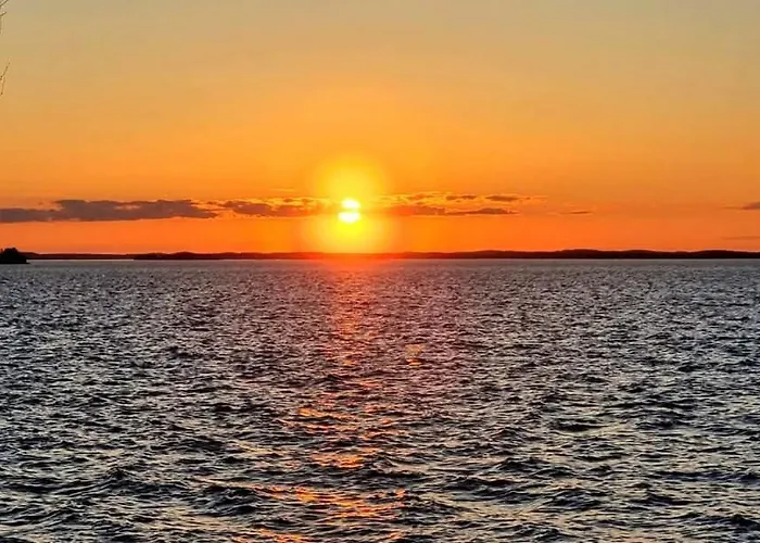 Alpstuga Mukava Pieni 2-4h Moekki Min 2 Vrk Saimaan Rannalla, Poreallas, Puusauna, Wi-fi, Smart Tv, Parivuode Ja Vuodesohva Nyslott