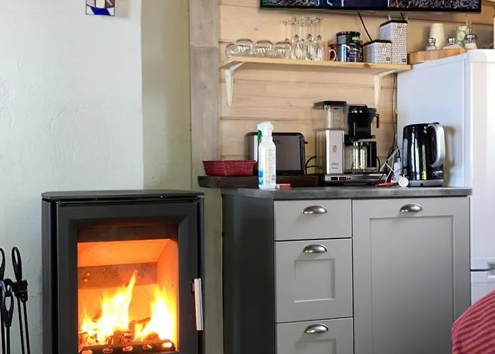 Mukava Pieni 2-4h Moekki Min 2 Vrk Saimaan Rannalla, Poreallas, Puusauna, Wi-fi, Smart Tv, Parivuode Ja Vuodesohva